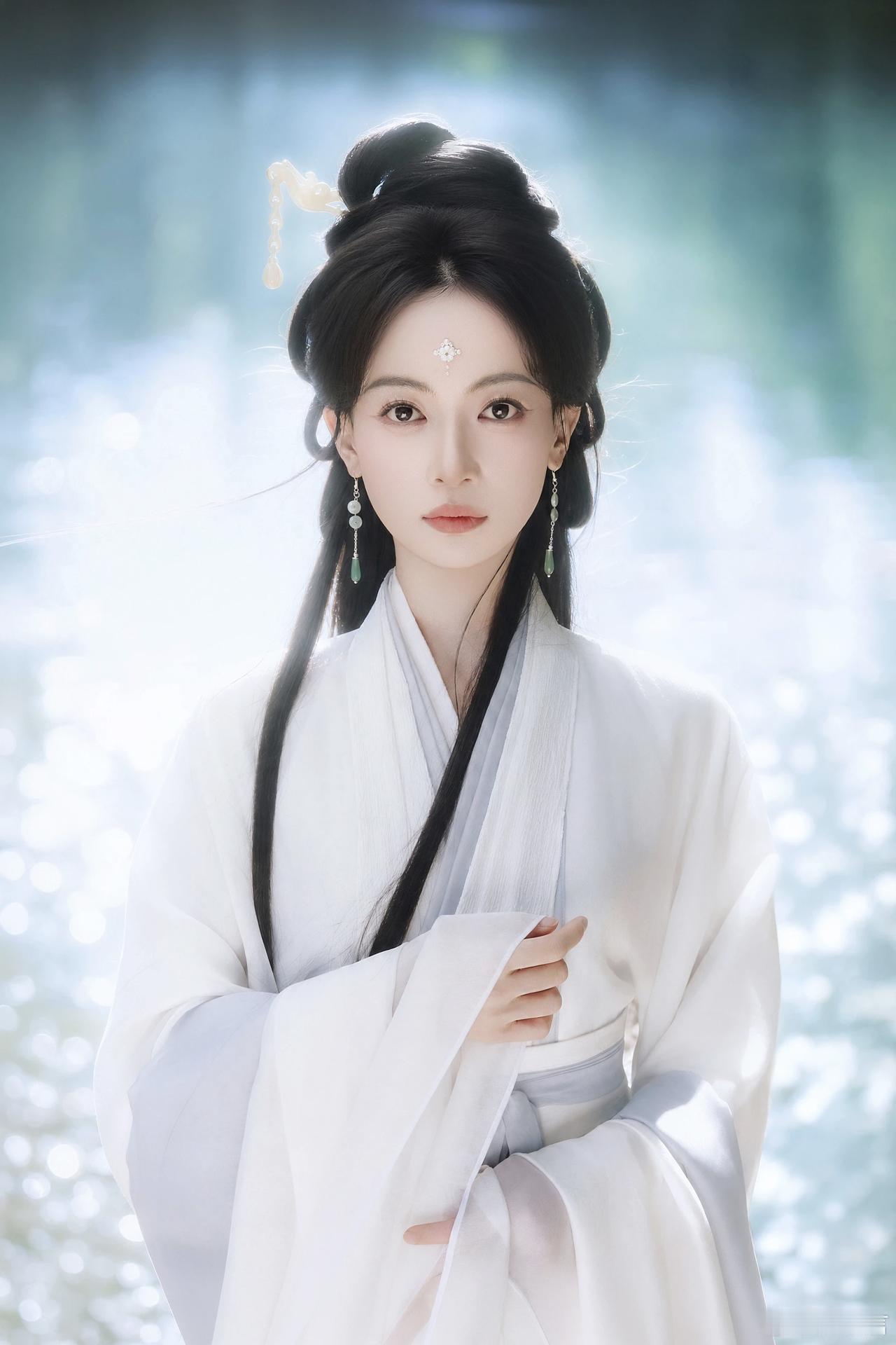 有狗仔曝吴谨言在外拍戏，老公洪尧则独自去婴儿体检中心，从医院出来之后洪尧又独自开