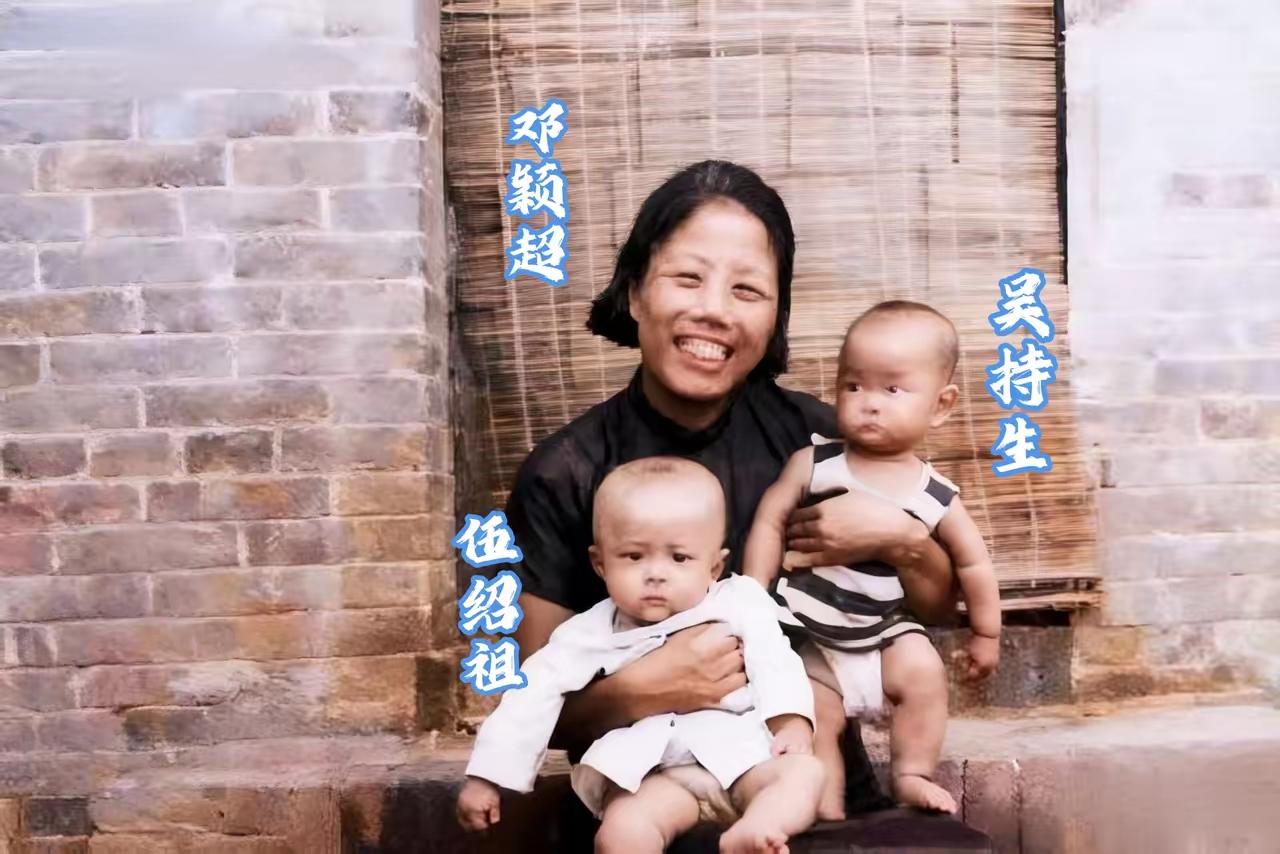 1939年，西安八路军办事处门前，邓颖超一左一右抱着两个婴儿，开心的笑声仿佛溢出