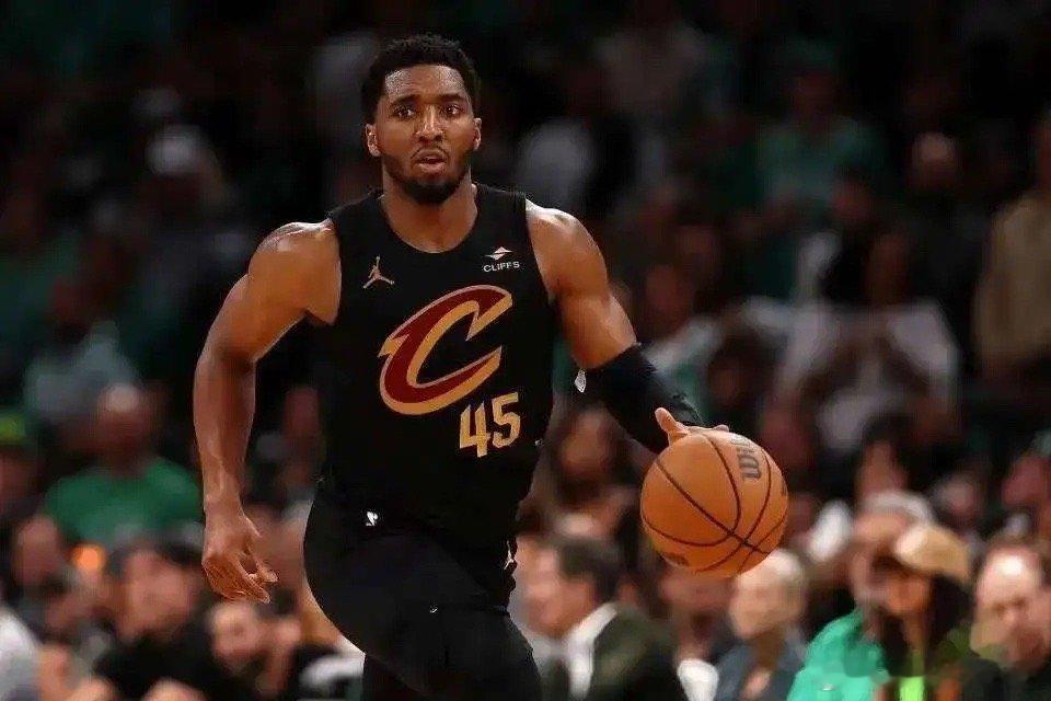 米切尔骑士和76人这场比赛双方在上半场打得还是很胶着的，不过米切尔在第三节暴走，