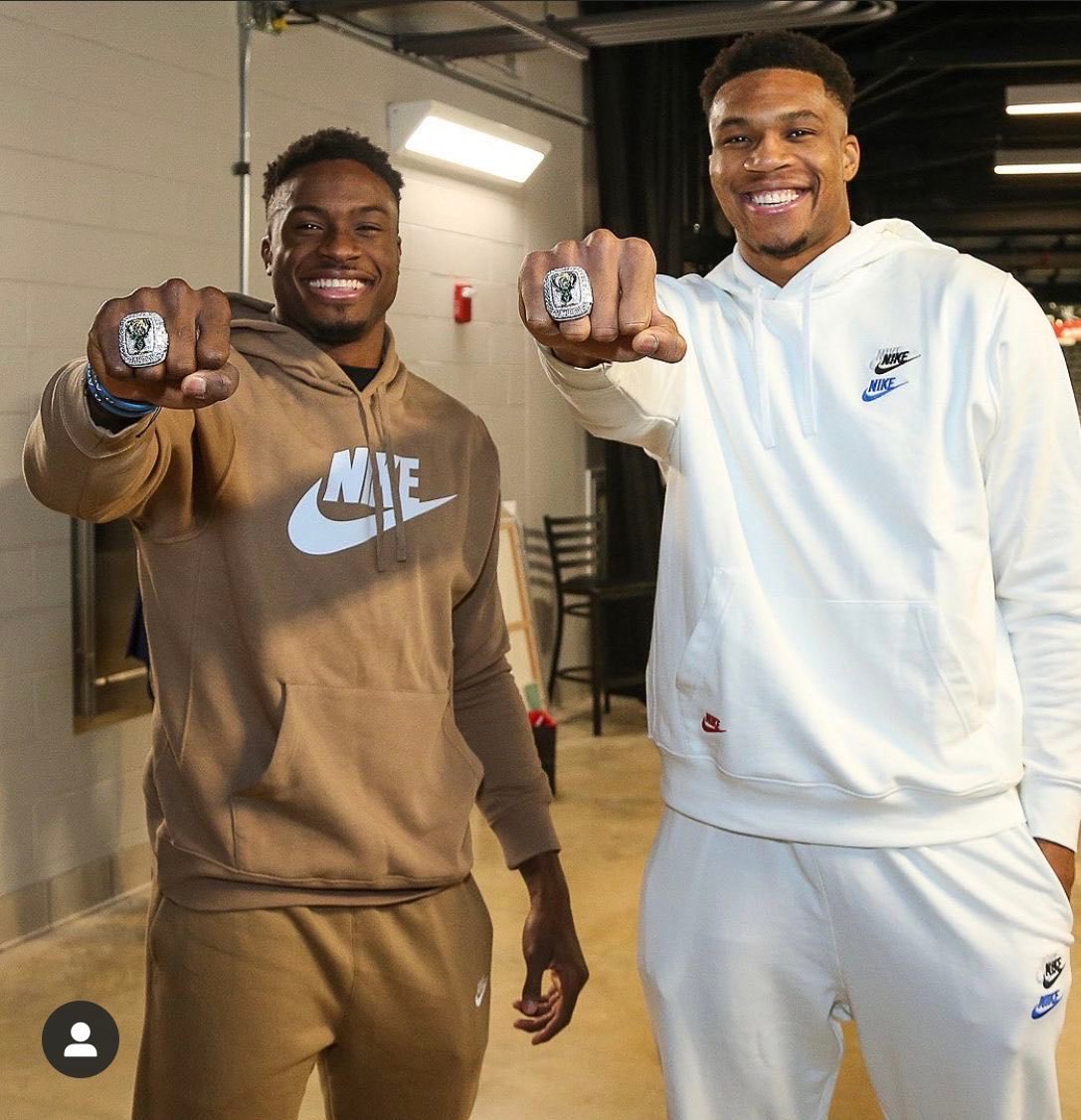 说字母哥的团队和雄鹿开始讨论未来了，接下来的几个月，是去还是留，其实这个夏天他们