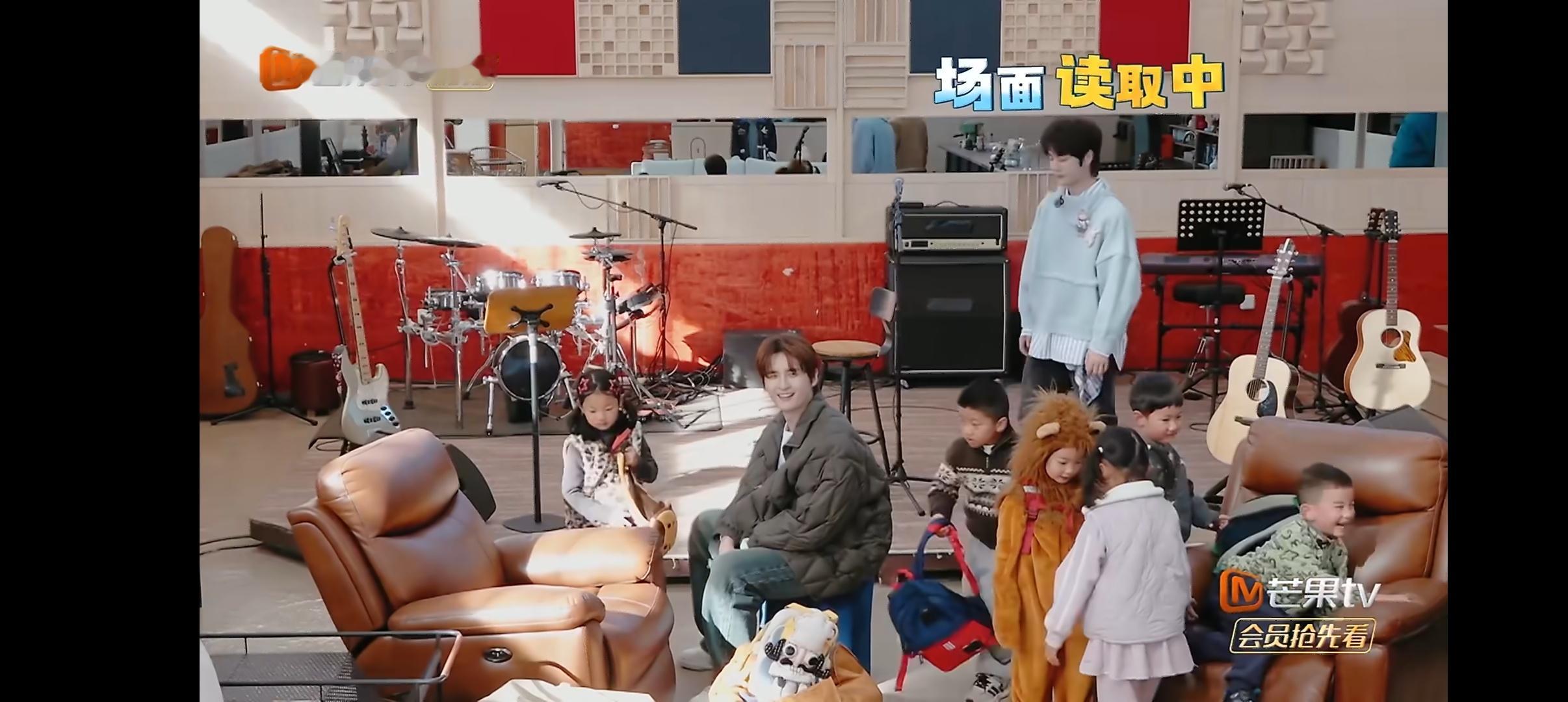 陆虎幼儿园园长即视感 厚米团们照顾小朋友，陆虎嘴上说着“交给我们你就闹心吧”，其