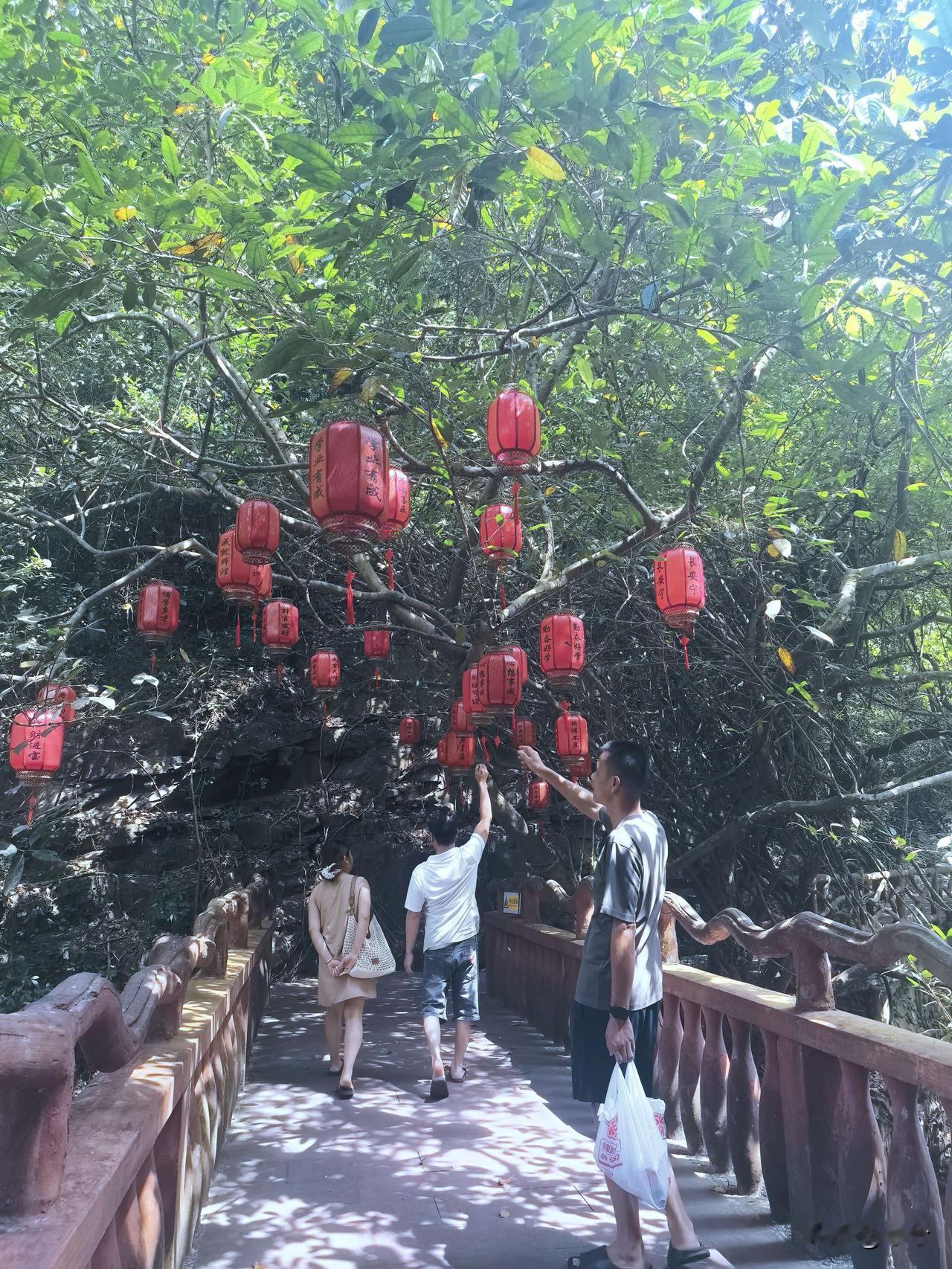 人这一辈子
有人说：
很多感情不是败给了大风大浪，
而是败给了日常琐碎。

柴米