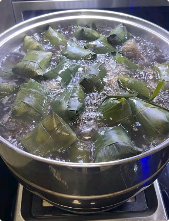 昨天我煮了一百多个粽子，早上女儿来拿走了 30 多个。儿子说要拿 60 个，其中