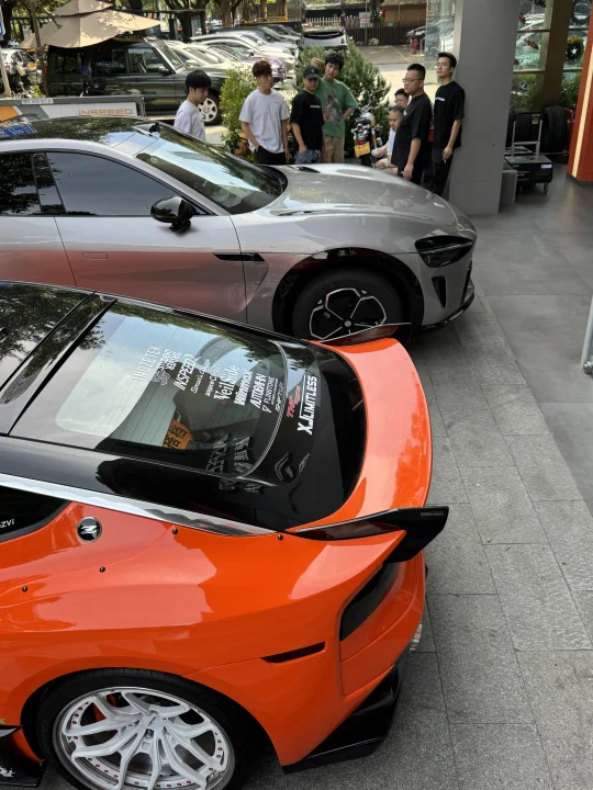 现实就是 早上我的小米YU7被围观了！