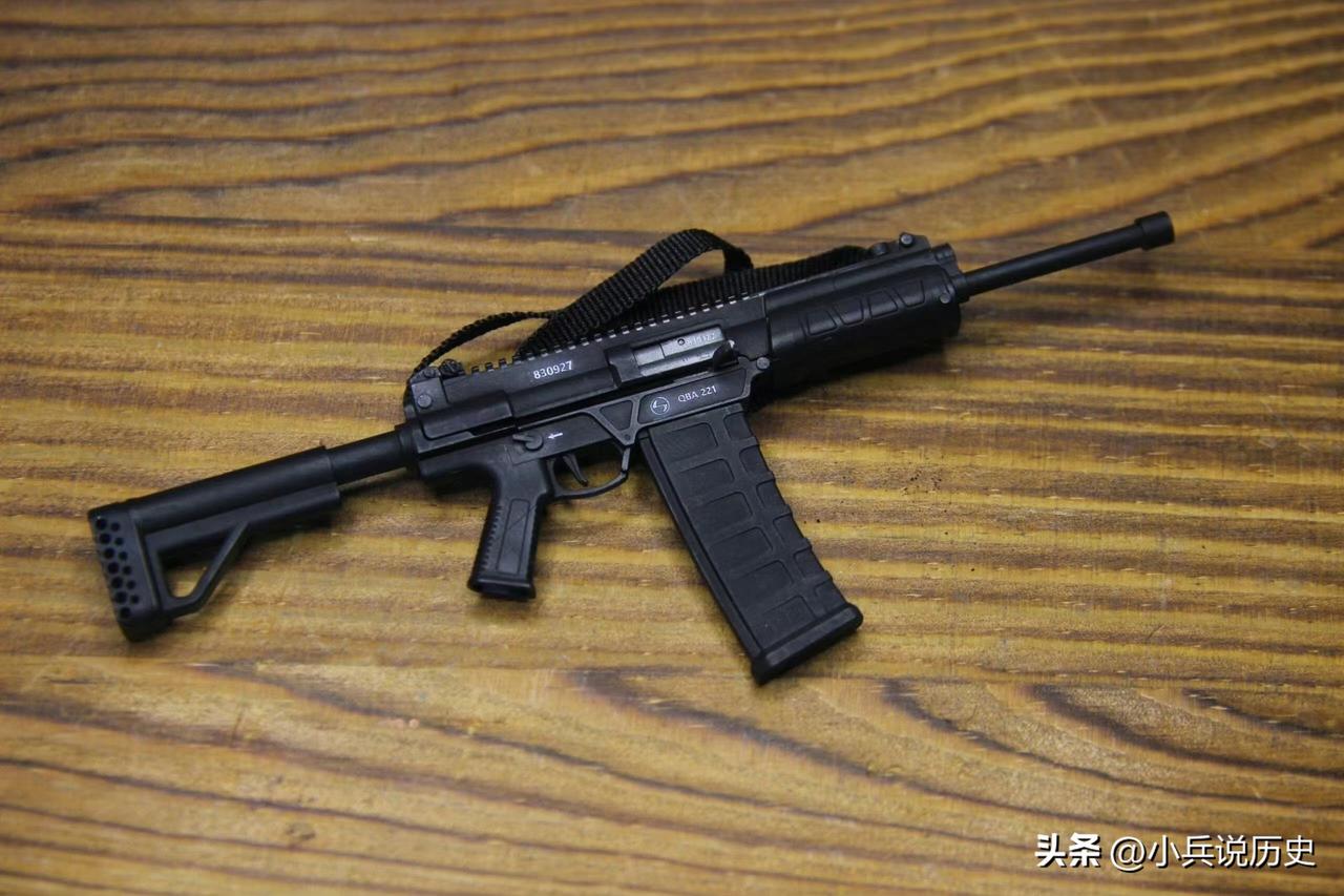 QBA221式全自动霰弹枪
这款新枪是在191式步枪的基础上改造出来的。
它用了