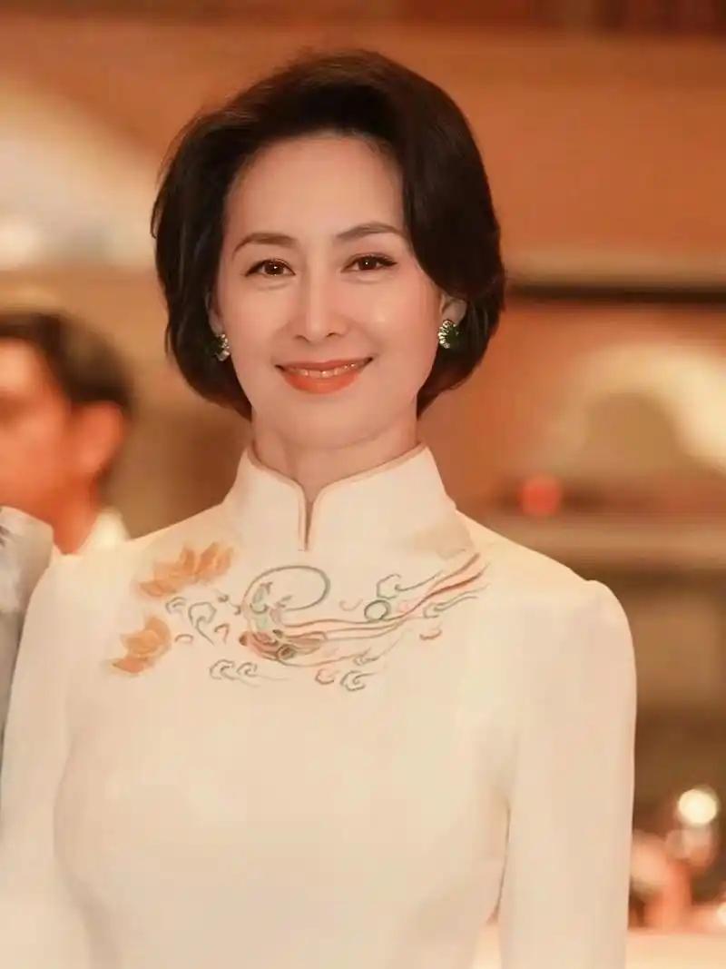 2022 年，何超琼在访谈中回忆起一段父女对话：香港回归那一年，父亲何鸿燊曾和她