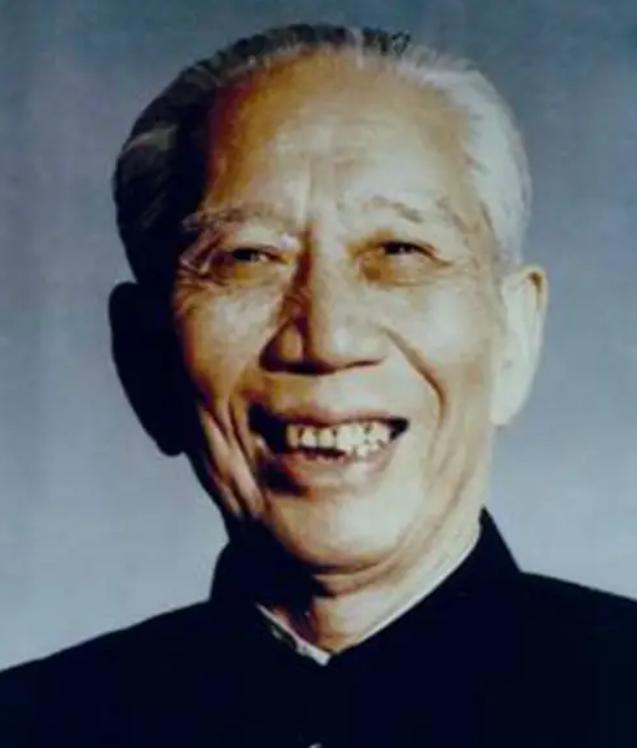 1951年春天，新疆迪化监狱里一个戴着镣铐的中年人被临时叫出牢房，他满脸疲惫，以