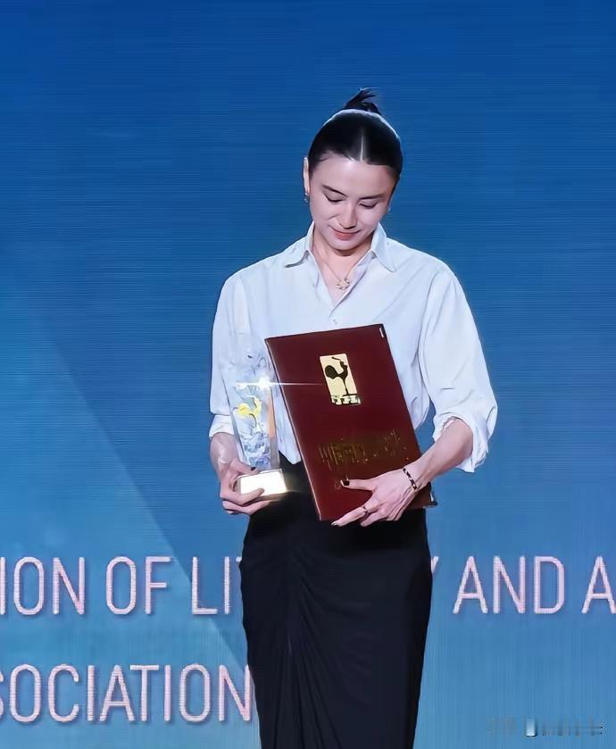 宋佳出度厦门颁奖典礼上，白衬衫搭配小黑裙清新又高级。她穿的白衬衫是宽松款，袖口挽