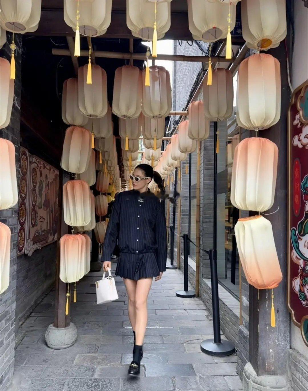 谷爱凌现身成都宽窄巷子，新造型酷炫十足，大长腿吸睛，气质出众，尽显时尚魅力。 