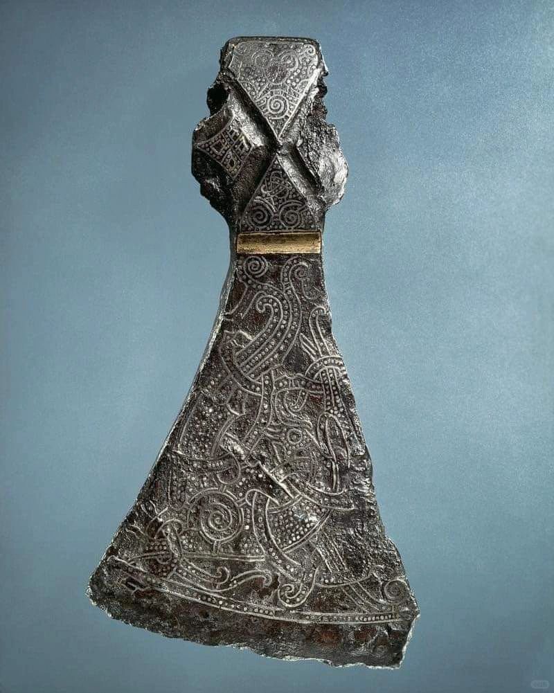 维京斧头(公元970-1030年)，在丹麦马曼的一个坟墓中发现。它丰富的装饰推测...