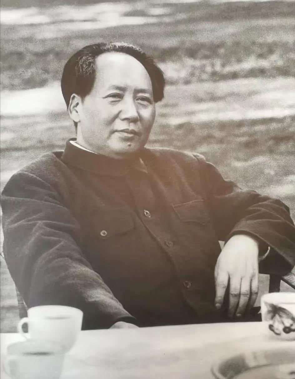 1950年，西方记者刁难发问：“你们废除旧条约算不算不讲信用？”全场安静，毛主席