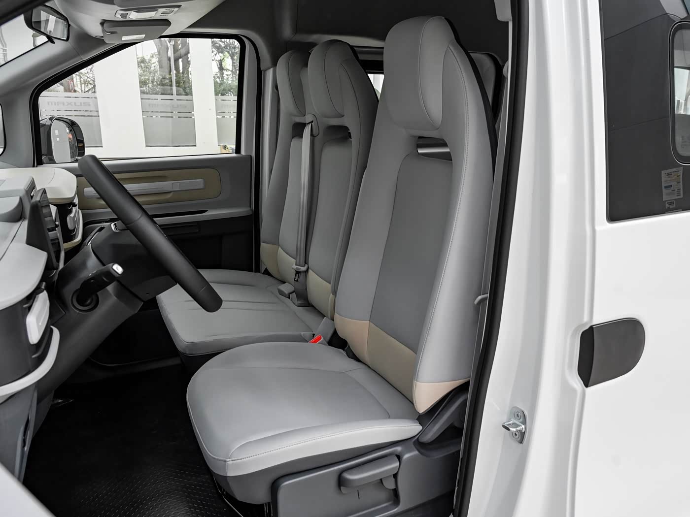 新车 大通V1L，今年轻客市场开始增程化了，而这车的增程器很特别，是一个来自春风