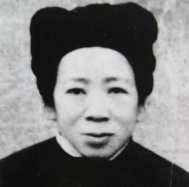 1943年，李运昌和其他300人，被日军7000人包围。一妇女说带他们突围，领着