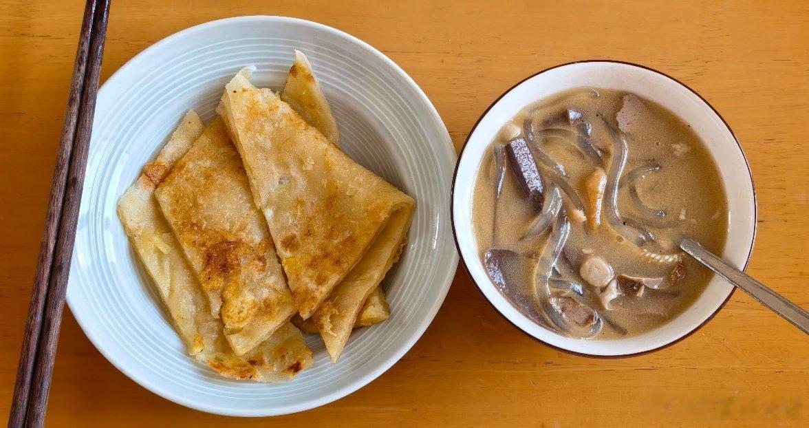 美食[超话] 今日午餐：葱油饼搭羊杂汤。降温了，来碗热汤最舒服。熬汤时撒点黑胡椒