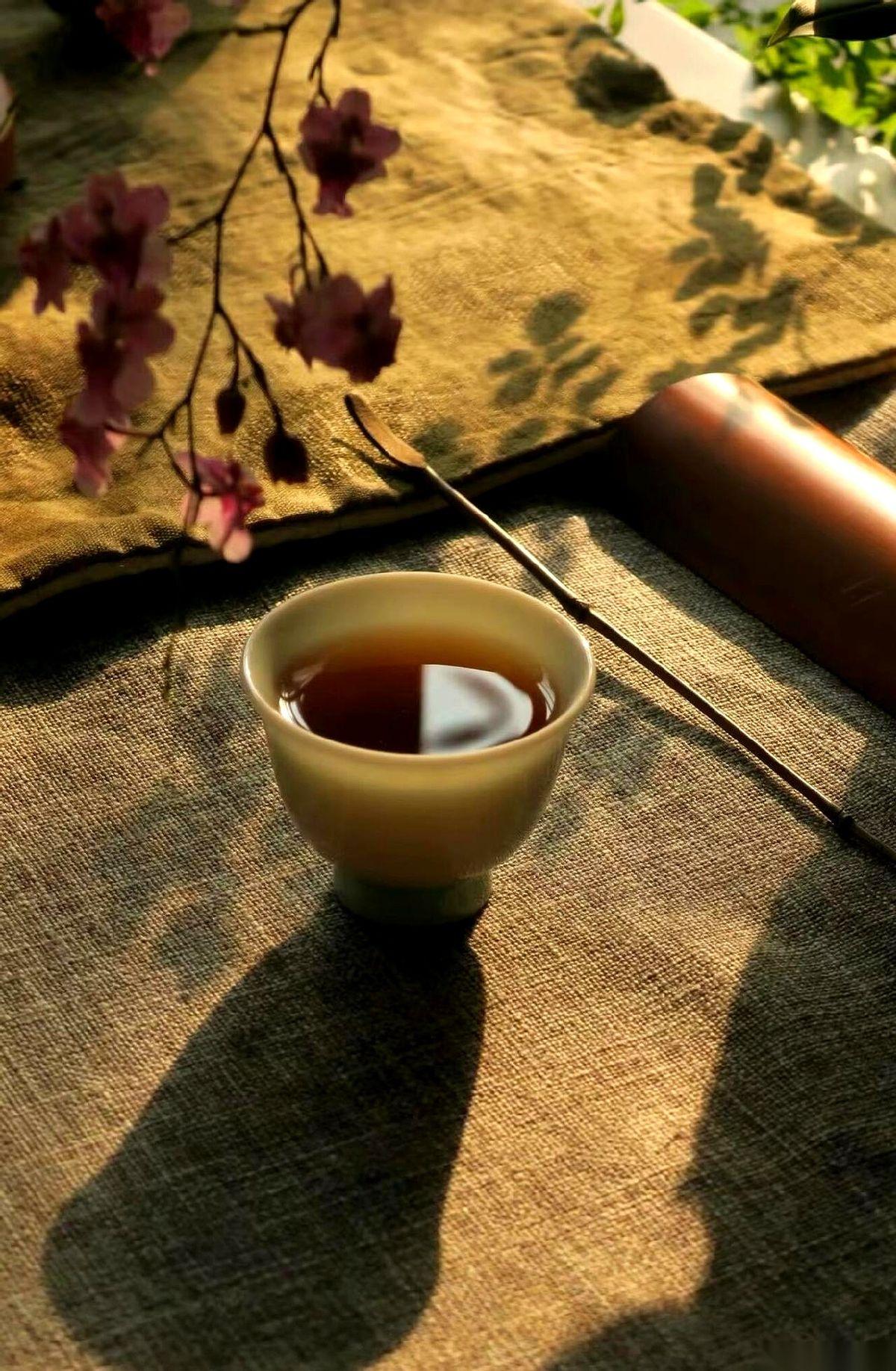 我活了三十年，今天才想通一件事。
人这辈子，很多痛苦的根源，根本不是因为“过得不