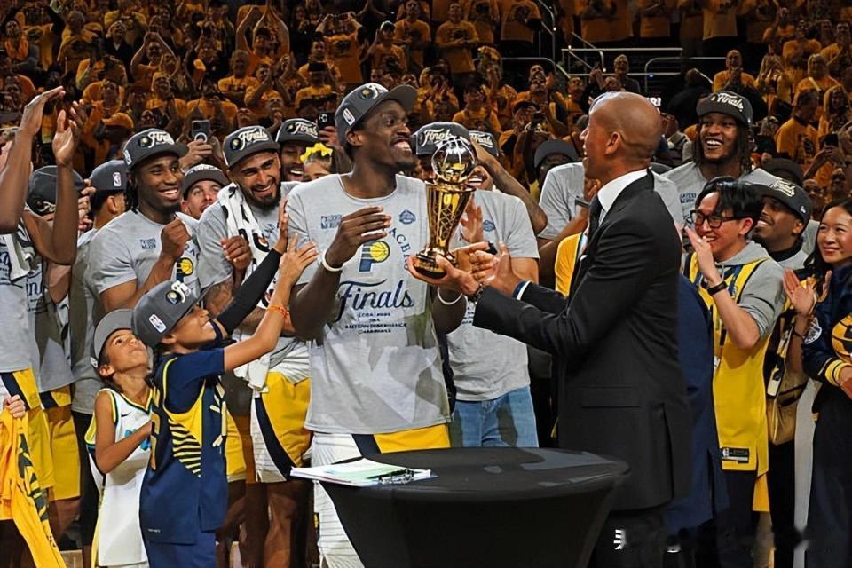 步行者在上个赛季似乎把所有运气都用完了，特别是季后赛简直就像会变魔法，各种神奇绝