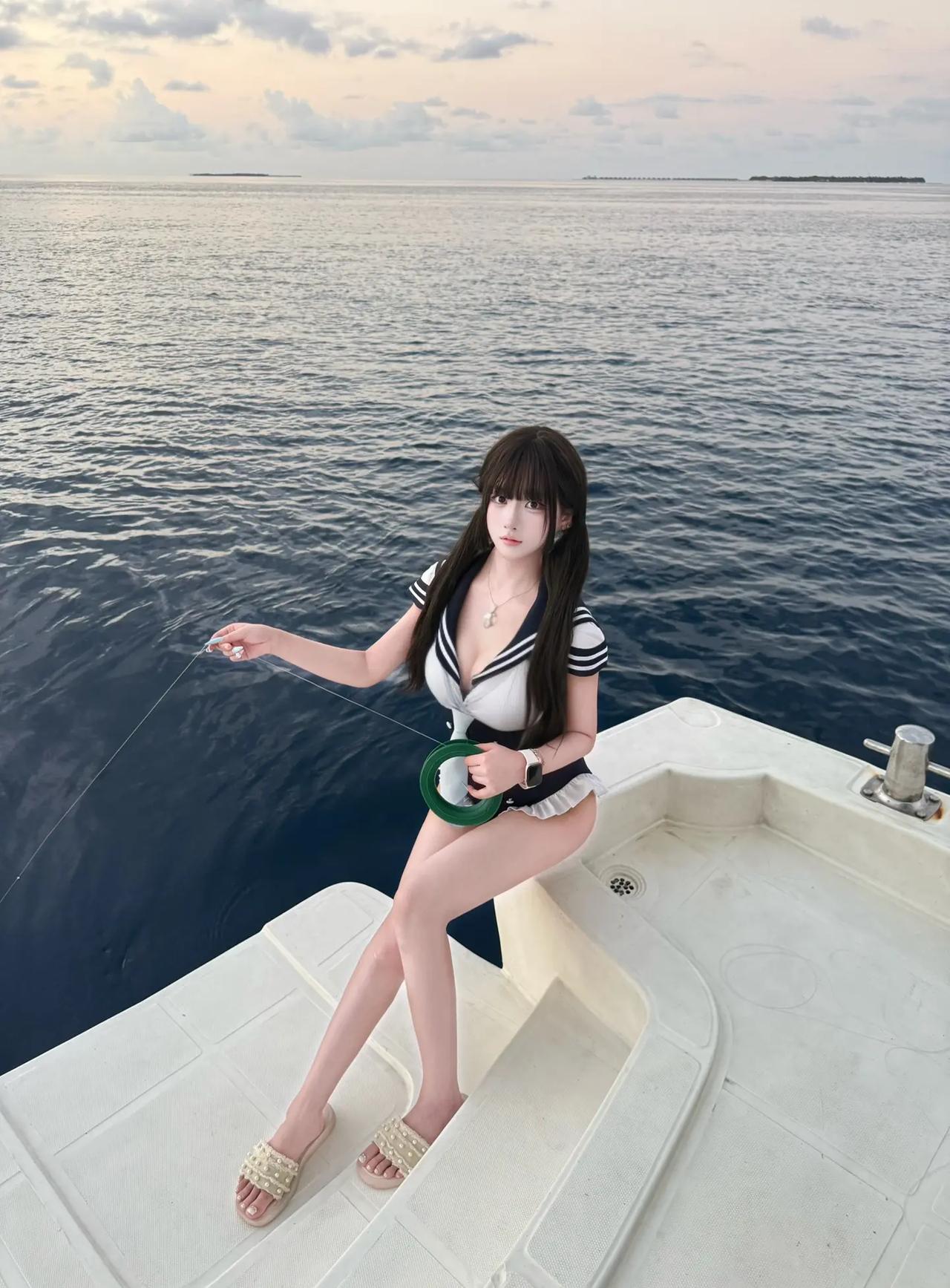 不想上班，只想在海里漂着～🌊
换个地方发呆，今天是在游艇上当“船长”的一天。