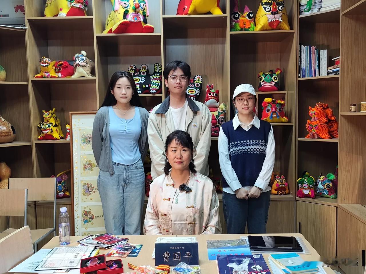 五一前，每天都排满了。课题组的师生们表现出高昂的热情，把传承人请进工作室，请进校