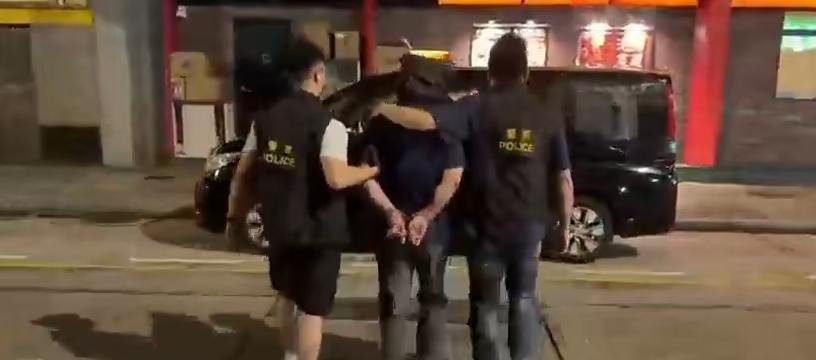 香港两男子用高仿真金项链抵押骗14万港元被捕：近期金价暴涨，香港有不法分子盯上当