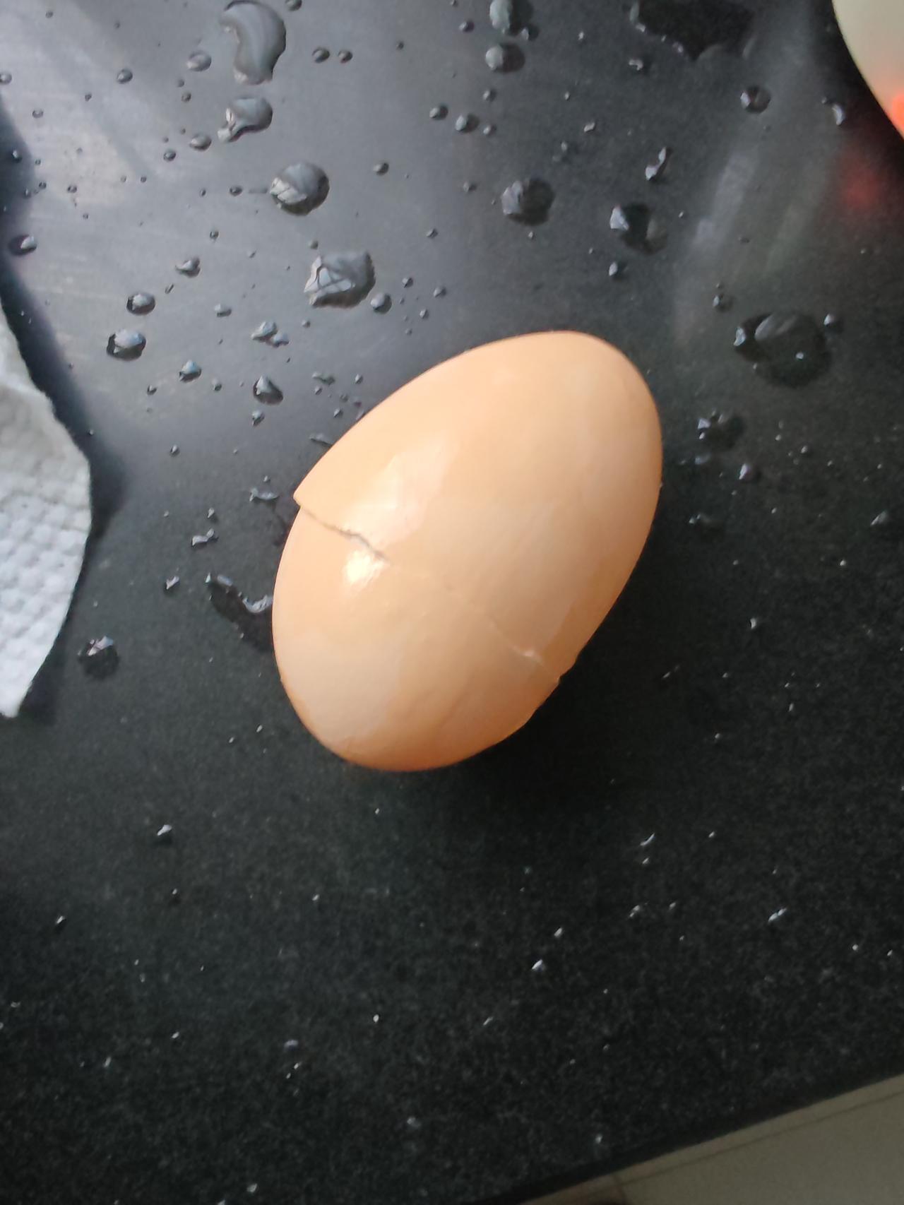 你见过一蛋三黄吗？
晚上闺女要吃面条，下面条的时候顺手拿了个鸡蛋，这些都是婆婆给