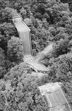 日本超级地震的消息传来，整个国家陷入危机！道路断裂成碎片，桥梁轰然坍塌，无数建筑