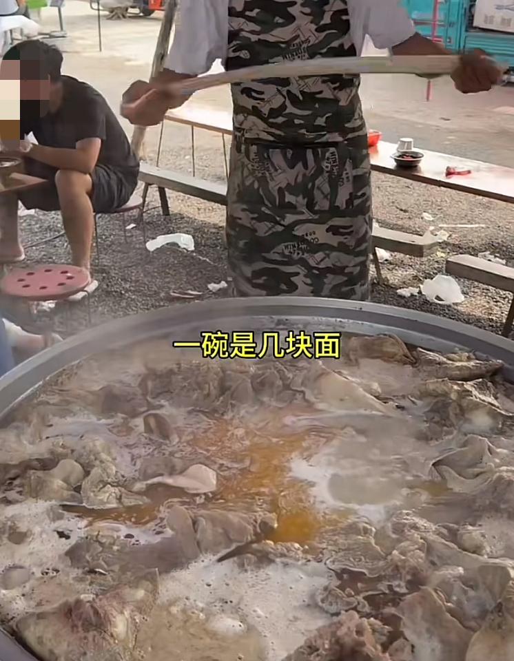 这是最为正宗的烩面，也是滋补烩面最初的样子，堪称烩面中的极品。
先炖上一大锅羊肉