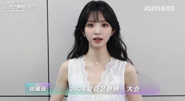 好大的眼眶骨啊 比散粉盒还大的眼睛…. 