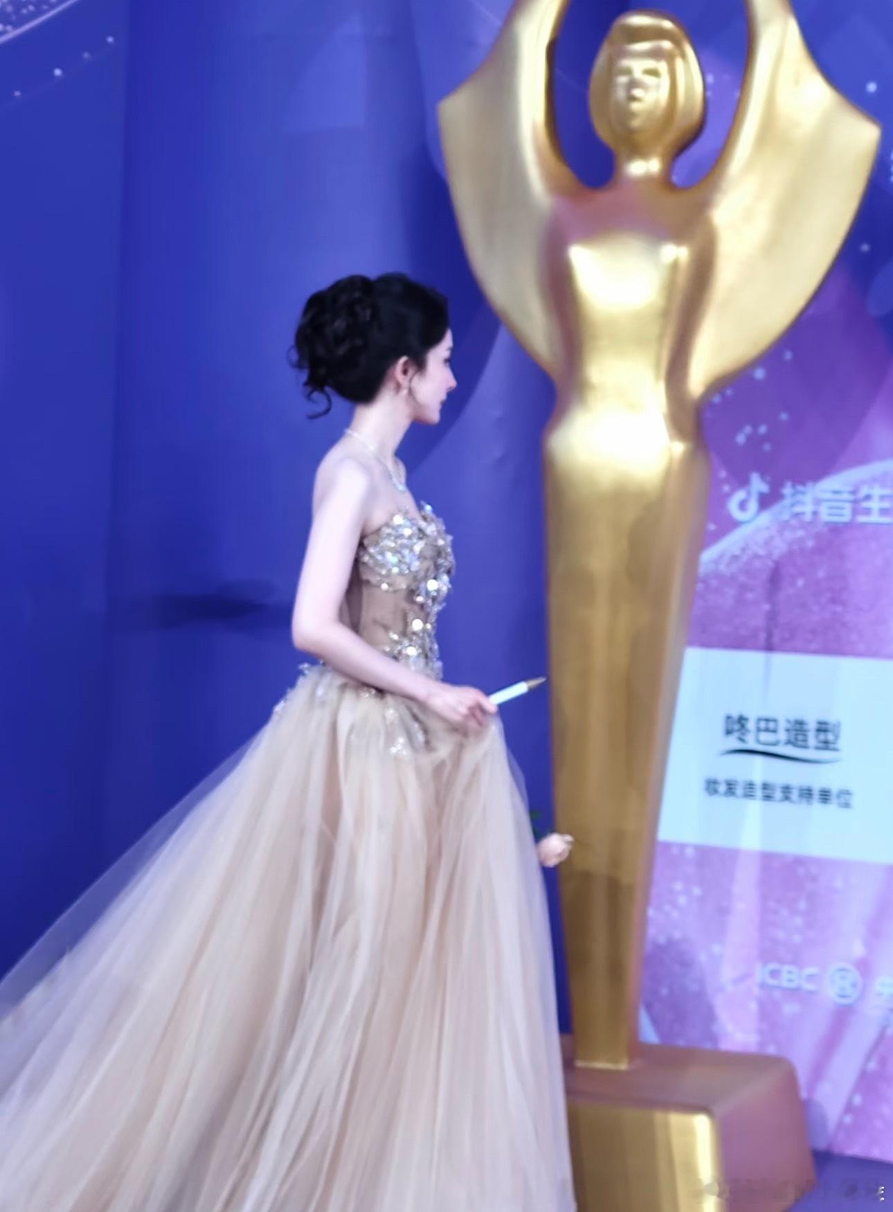 小狐狸漂亮的裙摆 