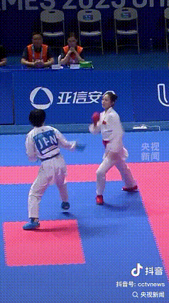 大家看看这一脚是怎么踹到日本姑娘头上的？这得怎么练习才能行啊？

中国赢了，中国