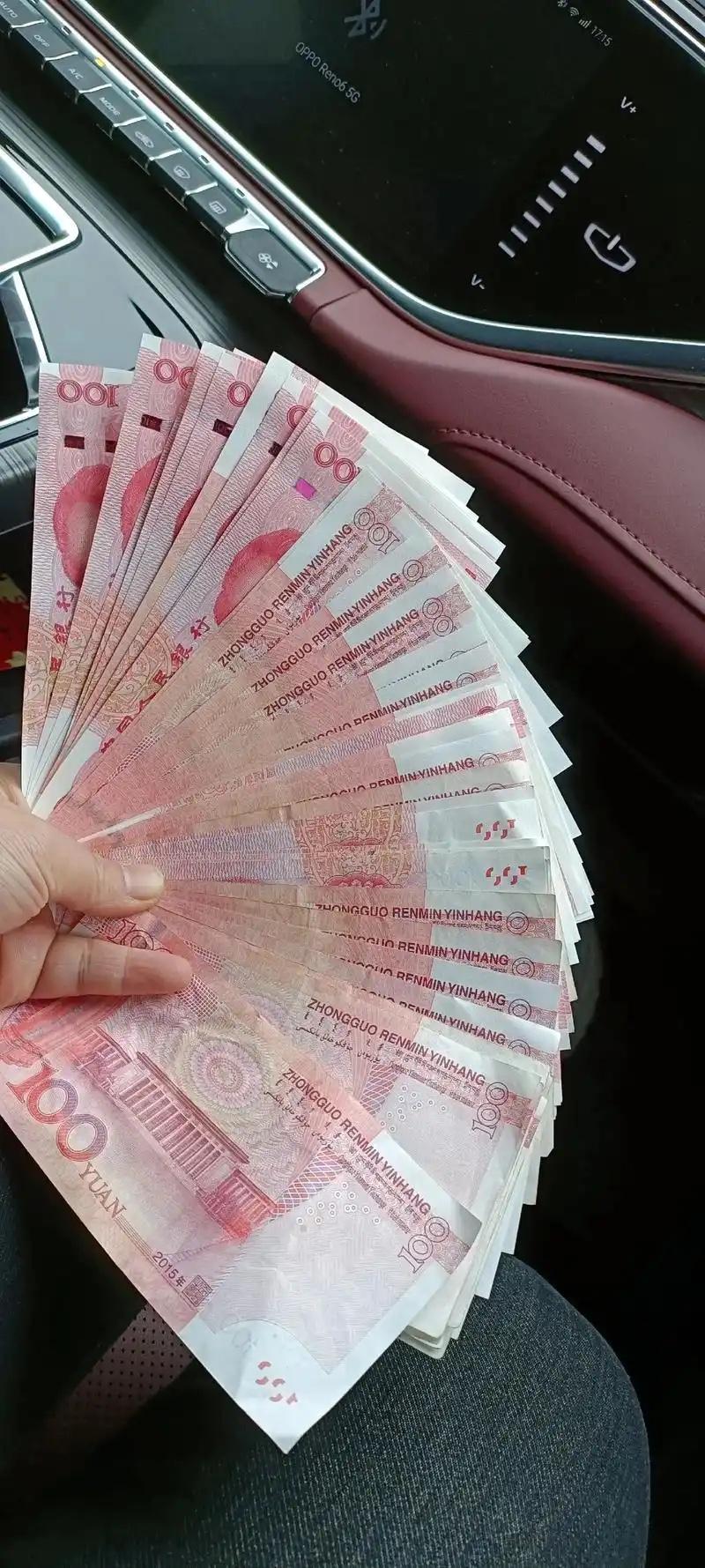 我个人的观点是：夫妻管钱，不用非黑即白

压根没必要搞“全透明”或“全藏着”——