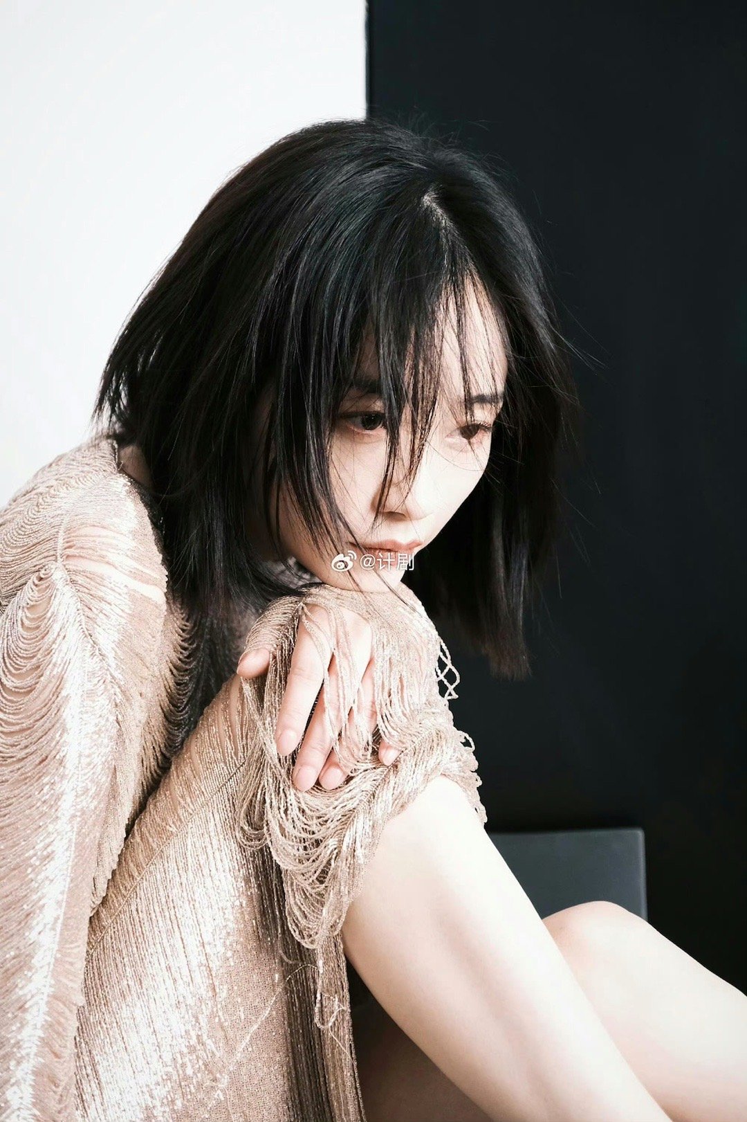 刘雅瑟气质A爆了 倪妮和刘雅瑟在《隐身的名字》见面会上贴贴好有爱，刘雅瑟气质A爆