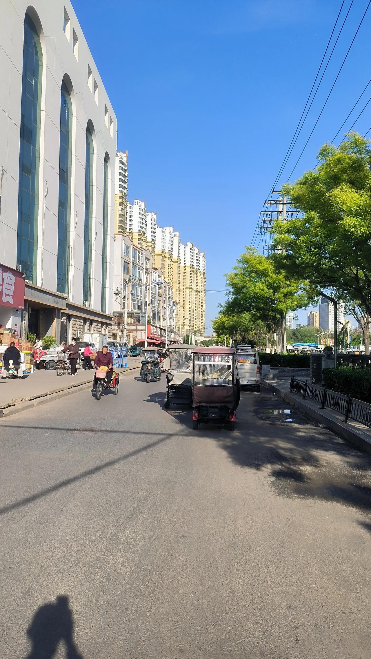 实拍保定北河沿！路边摊贩不见了，农贸市场反而更热闹了!
 
昨天下午5点左右，去