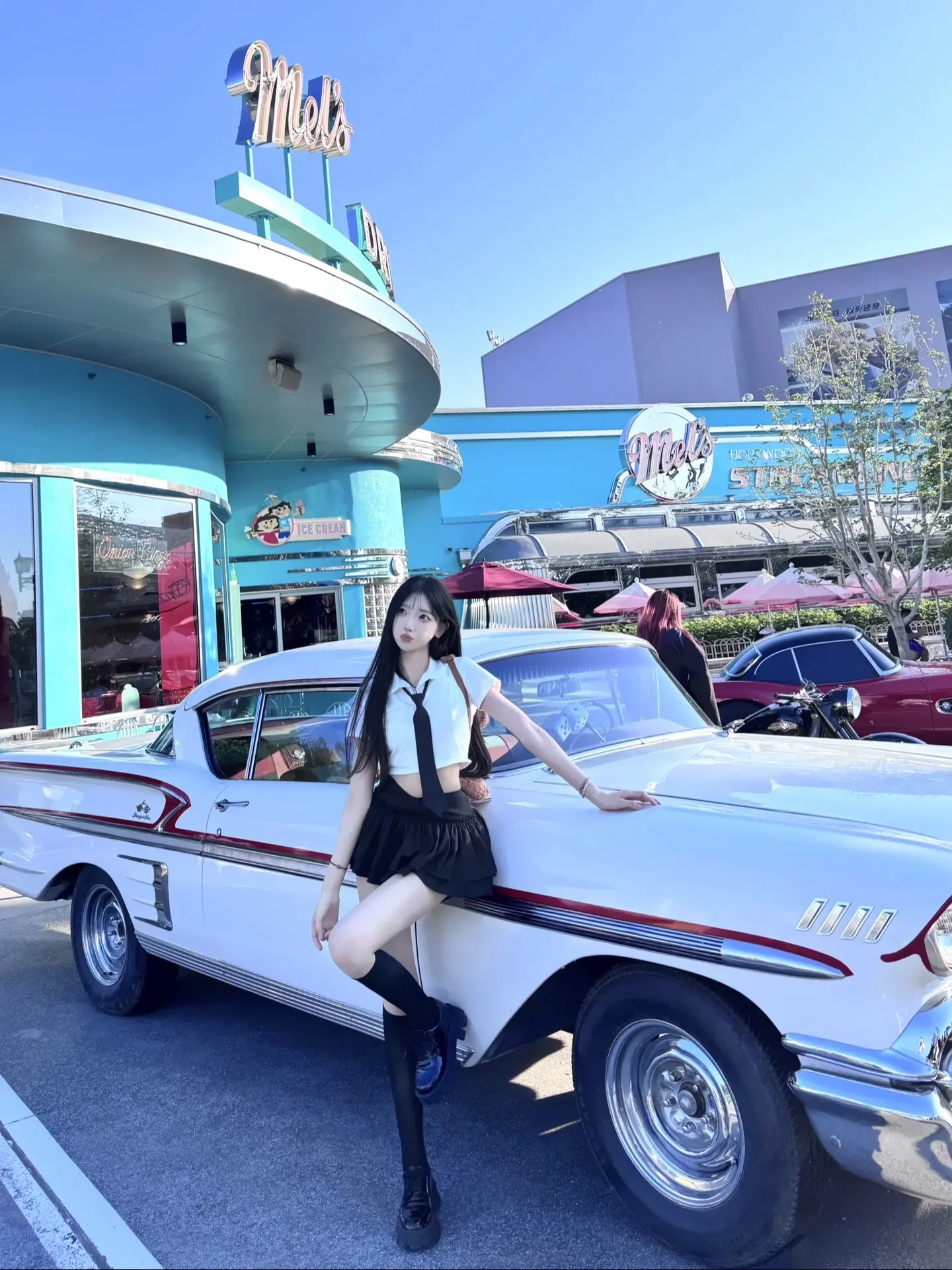 职业病了 一拍照就自动站车