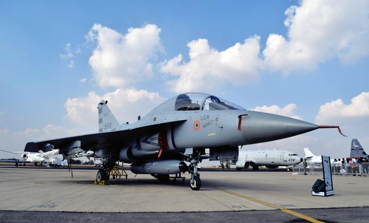 在迪拜航展上，LCA光辉战斗机都漏油了，还要硬飞，印度为了跟JF-17枭龙战斗机
