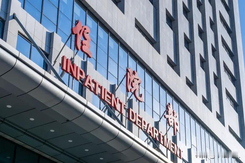 最近，一个英国26岁女孩坐飞机到中国看病的视频爆火。这个女孩因胃部不适，在英国预