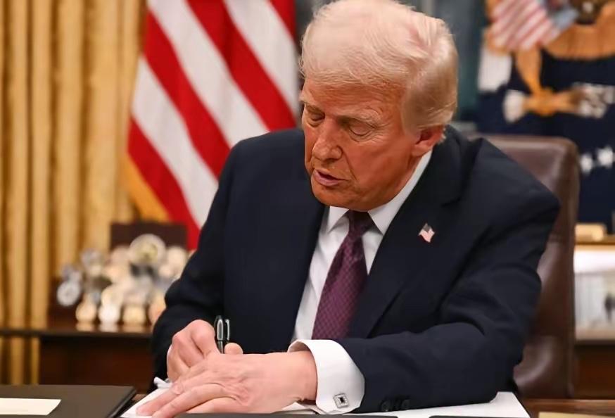 就在刚刚，特朗普作出一个重大举动，提到了中国富豪。​在美国联邦最高法院预定就限制