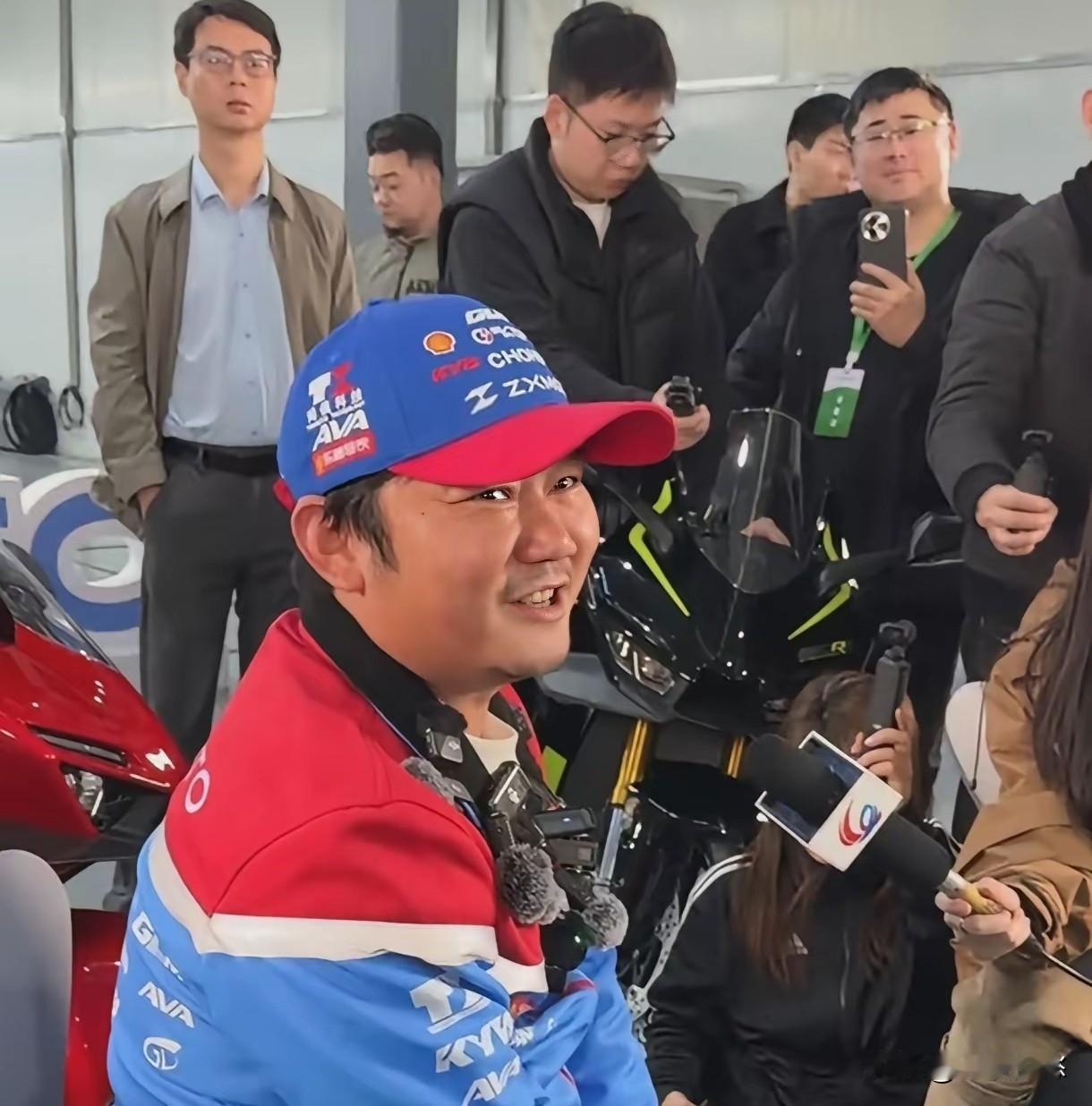 张雪峰如果没走，他看见张雪机车强势崛起、在国际赛场勇夺两冠，而领军人只是个初中生