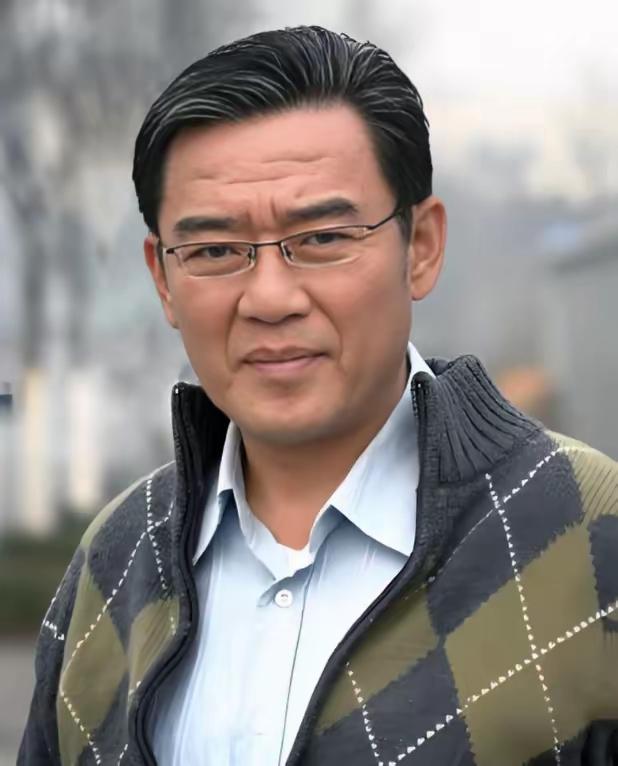 他从台湾回到大陆，找到了同父异母的大哥，见到大哥家一贫如洗，他拿出三笔钱，并且已