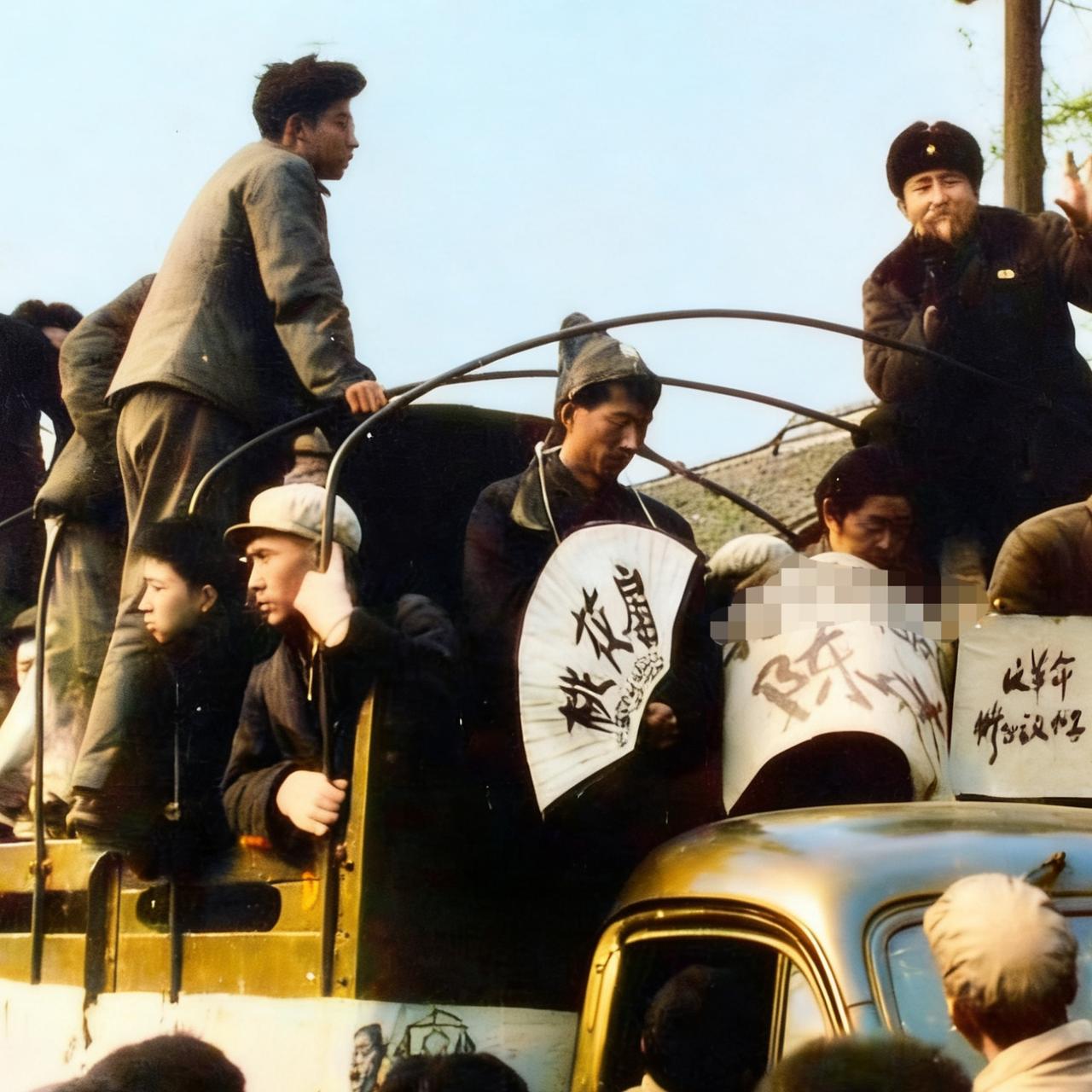 1969年，演员冯喆生命最后时期的照片，戴着高帽，挂着“桃花扇”，游街示众，低首