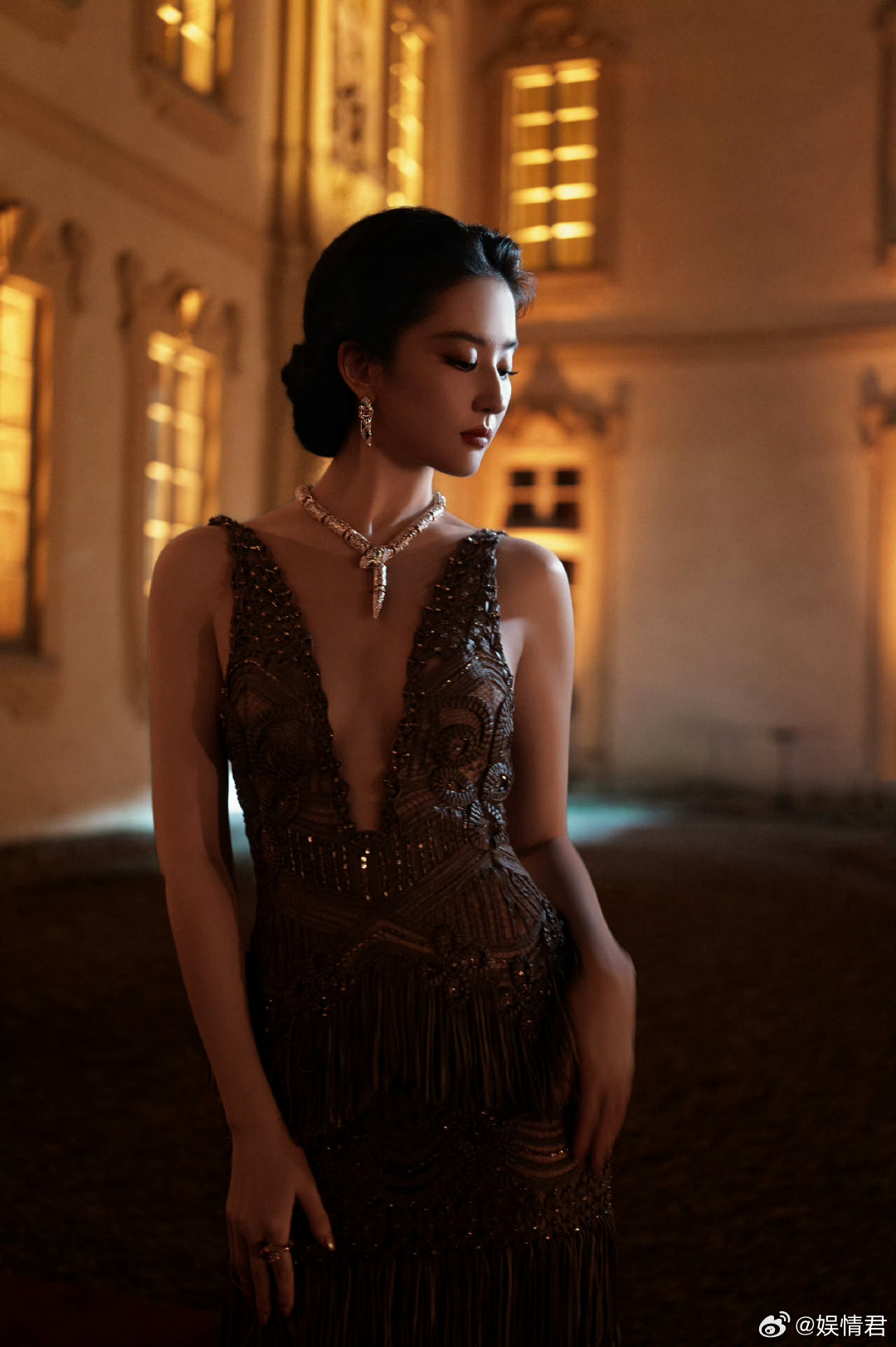 刘亦菲夜幕下盛放刘亦菲夜幕下盛放，光影雕刻的轮廓绝了 
