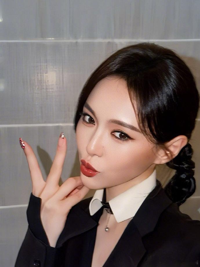 唐嫣轻亚裔妆容唐嫣美甲和妆容好搭 唐嫣这次的轻亚裔妆容也太美啦！超有气质的，而且