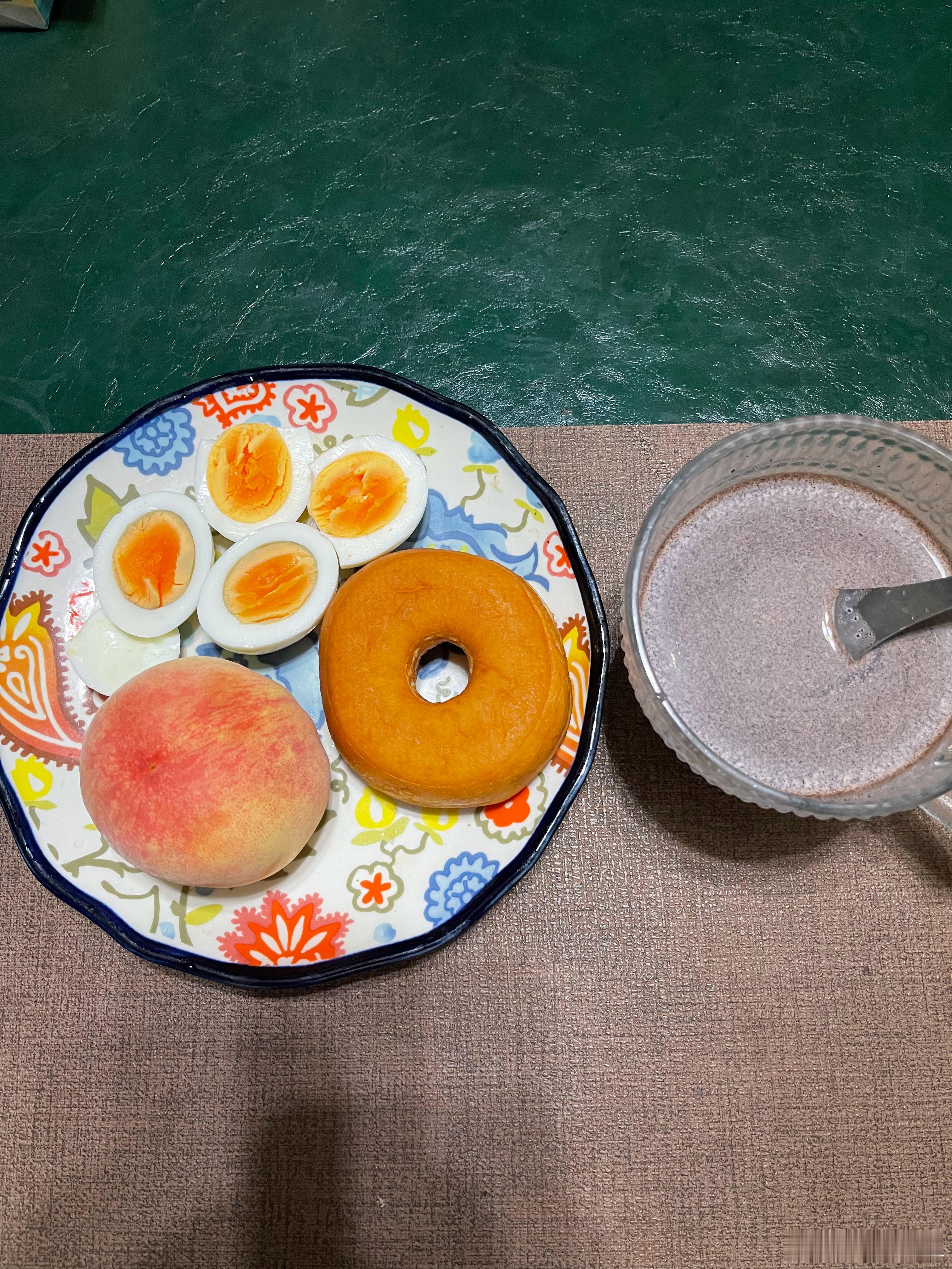 今天的早饭留到了晚上来发哈哈两个溏心蛋（个头不大）、一个甜甜圈、一个水蜜桃、一杯