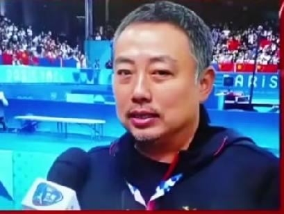 有人说：“刘国梁当主席，带队为什么长盛不衰，答案就在训练场上。他扎根一线，不摆架