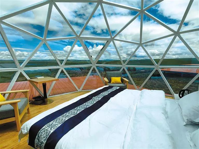 #乡村振兴那曲奋进# 从拉萨出发，沿着青藏公路向北行驶，一路蓝天白云、微风暖阳，