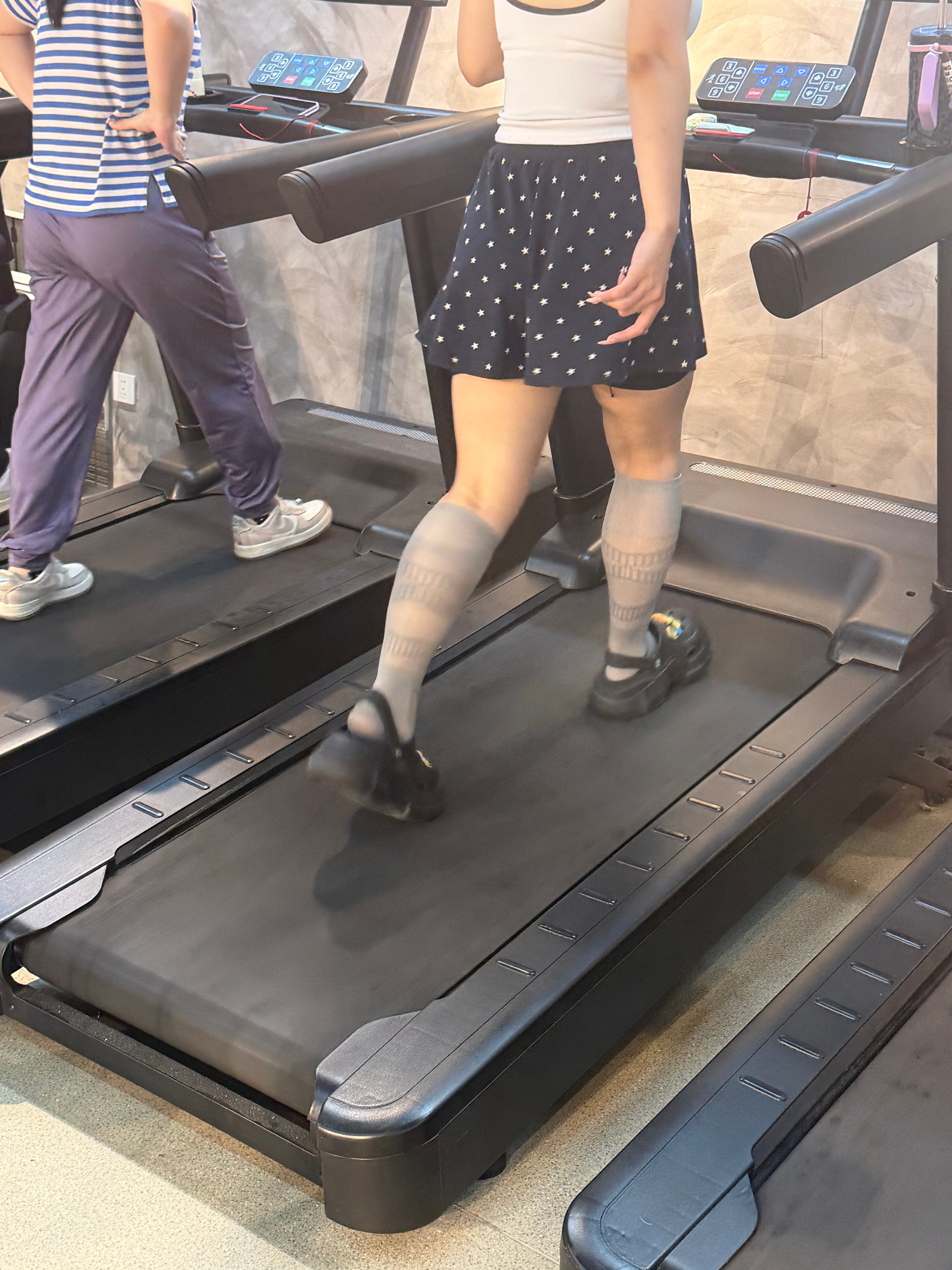先声明 咱不是要偷拍人家姑娘我只是不理解健身房里穿洞洞鞋 爬坡的虽然有点多管闲事