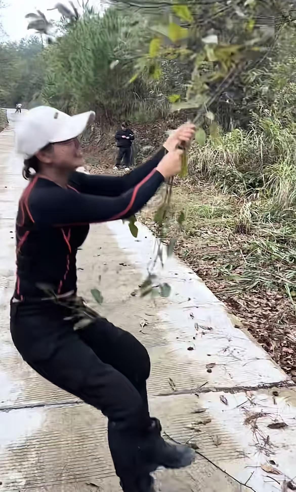 一个好消息，一个坏消息。

好消息是张雪终于带着老婆星姐回了麻阳老家。

坏消息