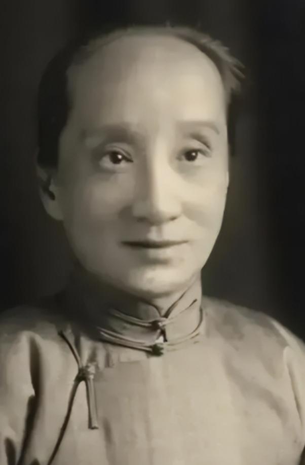 1909年夏天，北京西三条胡同的小四合院里，鲁迅忽然对结发妻子朱安说：“日本有一