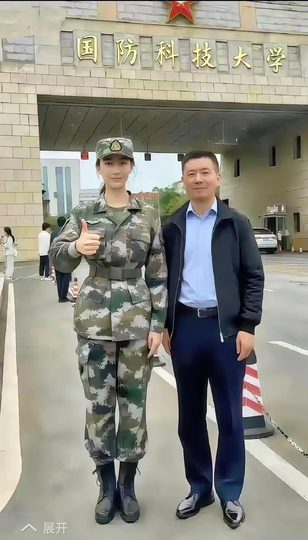 看到一张照片，瞬间破防了。父亲好帅，女儿好漂亮。重要的是，这个女儿真的如花一样美