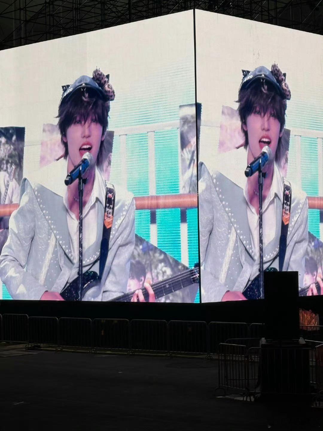 张泽禹爱要坦荡荡猫耳帽时代峰峻乐队舞台信听张泽禹 谁能拒绝猫耳帽加持的乐队主唱张