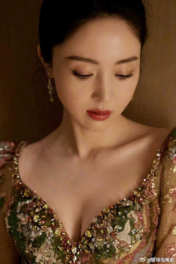 董璇戴着婚戒这还不够明显吗？姐姐幸福就完事儿了，别瞎猜啦～董璇机场戴了婚戒 ​​